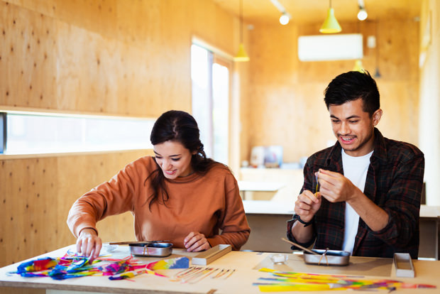 線香花火の原理がわかる希少な国産工房で花火作り