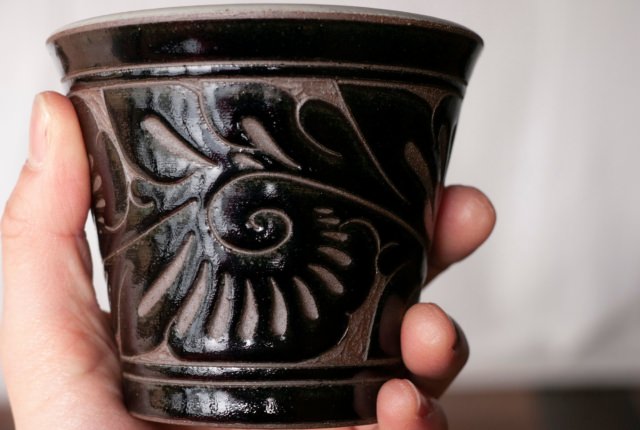 フリーカップ 小/黒釉唐草線彫 | 商品一覧 | 地域文化商社