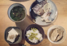 【今日のごはん】カマ、アラ炊き、豆ご飯、豆腐、汁。