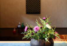 大村剛さんの花器と、アザミ。
