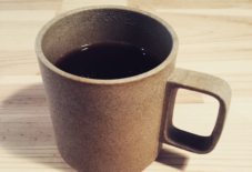 【商品紹介】ハサミポーセリンのマグでコーヒー。