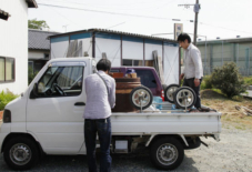 桶屋に現れた怪しい二人組。