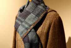 男もマフラー。