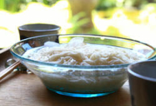 夏は素麺。ガラスの鉢で。