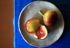 府川和泉さんの丸皿と無花果。