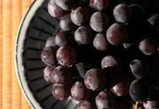 葡萄を食らふ。瑞穂窯のお皿。