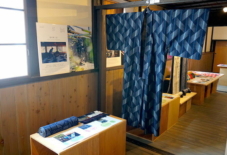 【UNAなぜ始める?展】藍染された糸に、きらりと光る白いくくり / 久留米絣 池田絣工房