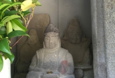【雑感にょろり】夫婦で笑う恵比須様。地元の石から削り出す。
