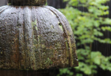 雨に打たれる石灯籠。