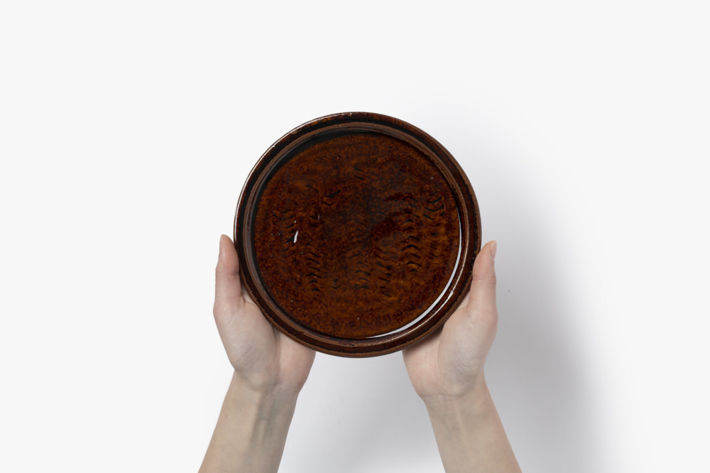 まゆみ窯 飴釉象嵌六寸丸平皿