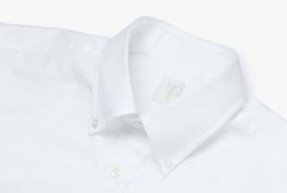 白いボタンダウンシャツ