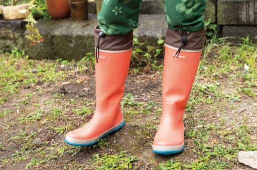 畑仕事、梅雨にこの長靴