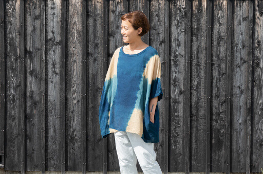 天然染料ならではの色合い、宝島染工のビッグベスト
