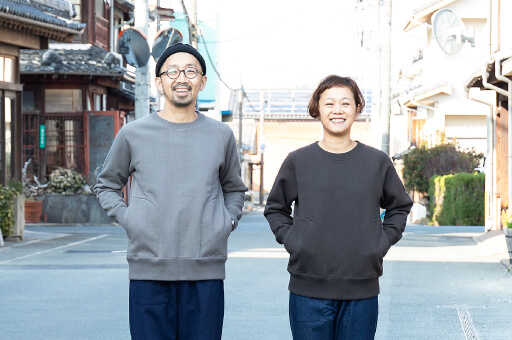 ヴィンテージ機で編んだ think futuトレーナー