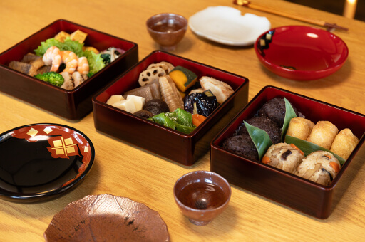 漆の器で、正月の食卓を華やかに