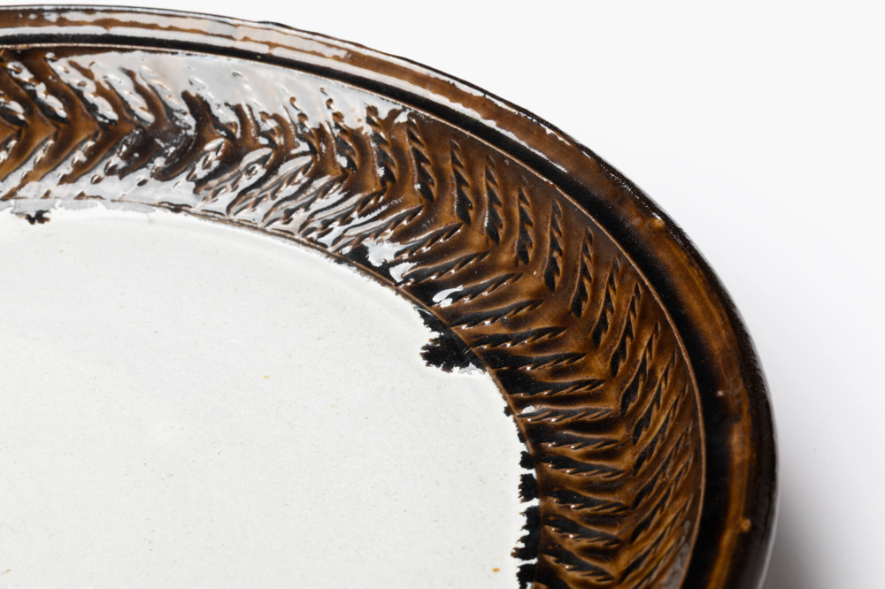 俊彦窯 清水俊彦 飴糠掛分刻紋皿