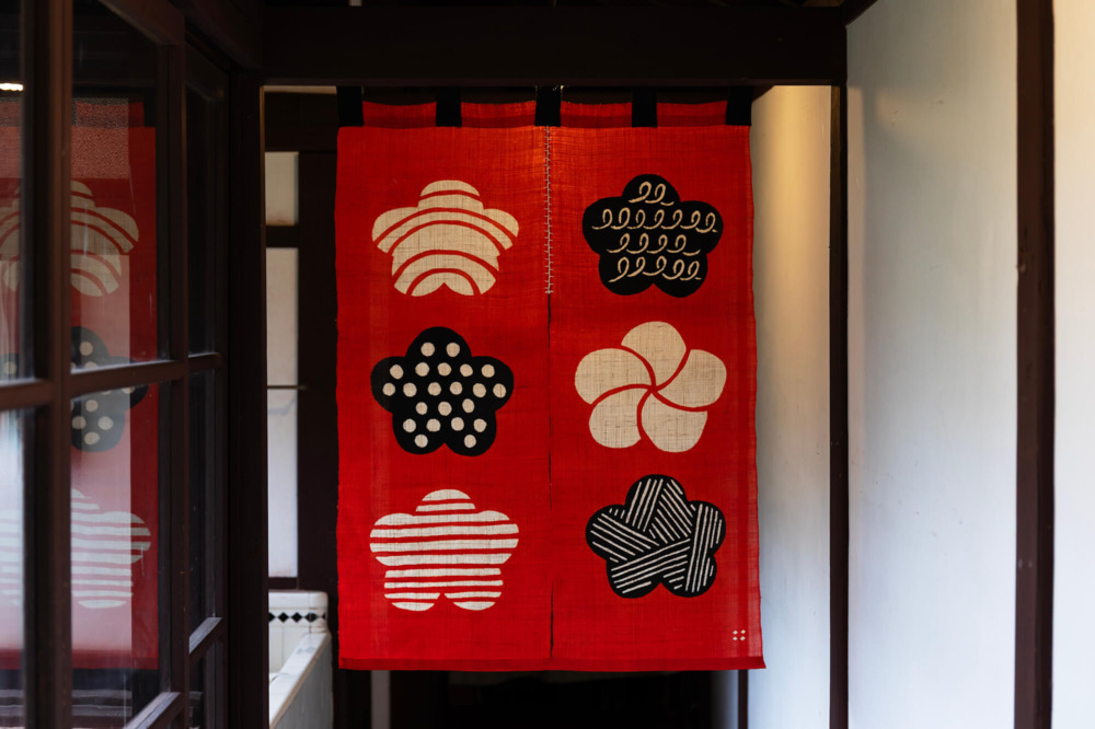よつめ染布舎 型染麻のれん UME no KATACHI