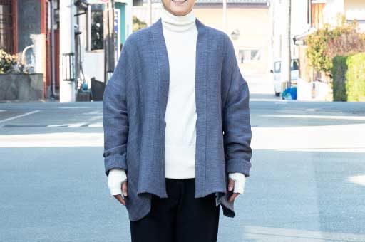 縫い目のない心地よさ。体をすっぽり包み込む、はらまきセーター